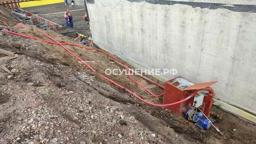 Монолитная стена подземной части уже готова, вдоль неё ещё работает установка водопонижения — объект «Квартал на набережной „НАУ“»